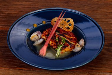 Kızarmış morina balığı tarak ve sos ile