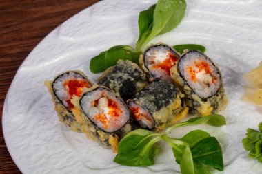 Yılan balığı ve tobiko ile tempura rulo