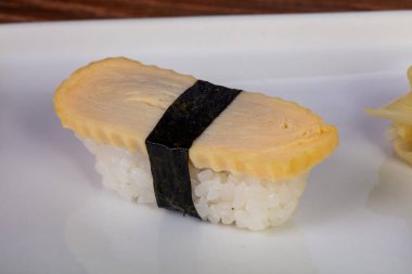 Geleneksel Japon Suşi ile omlet