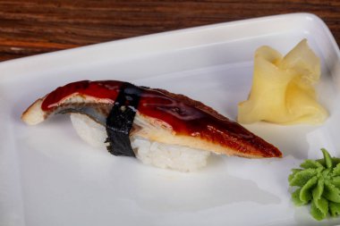 Yılan balığı ile geleneksel Japon Suşi