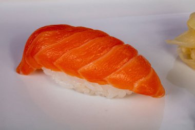 Japon soğuk suşi somon ile