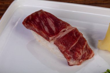 Sığır eti ile Japon soğuk suşi