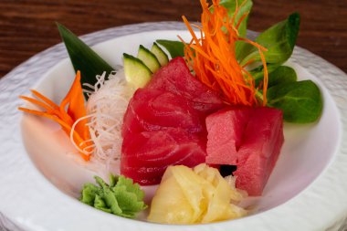 Japon soğuk suşi orkinos ile