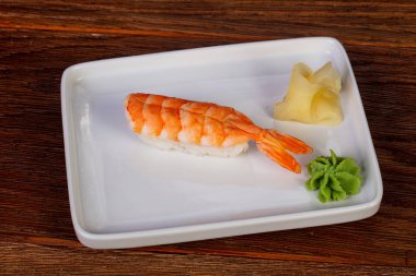 Karides ile Japon soğuk suşi