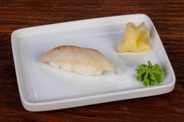 Ham dorada ile soğuk suşi