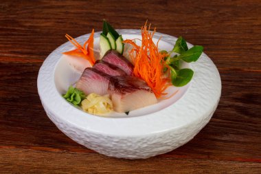 Japon soğuk sashimi sarıkuyruk ile
