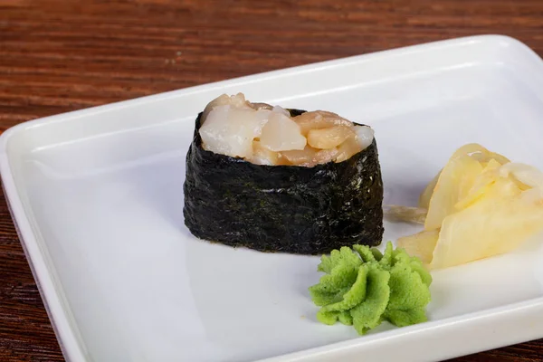 Japanilainen Sushi Gunkan Kampasimpukoilla — kuvapankkivalokuva