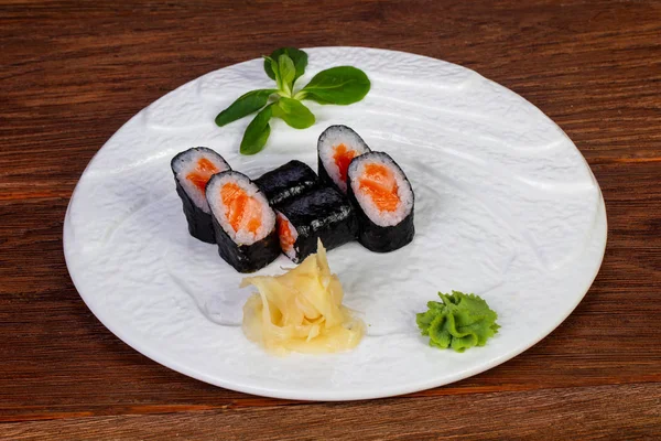 Rollo Maki Tradicional Japonés Con Salmón — Foto de Stock