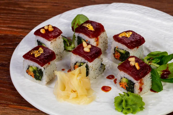 Japanese roll with tuna, cedar and gold