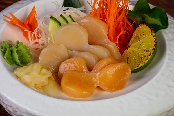Japanska Sashimi Med Pilgrimmsmusslor Lime Och Mynta — Stockfoto