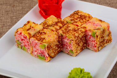 Tobiko ve avokado ile rulo