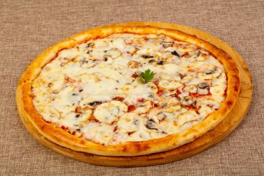 Mantarlı ve peynirli pizza.