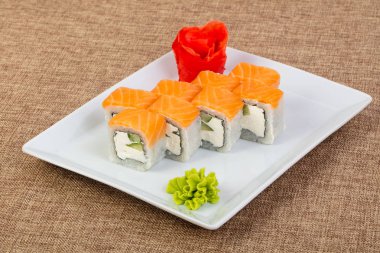 Somon ve yumuşak peynir rulo