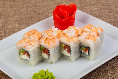 Karides ve somon ile rulo