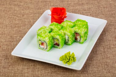 Ton balığı ve tobiko ile rulo