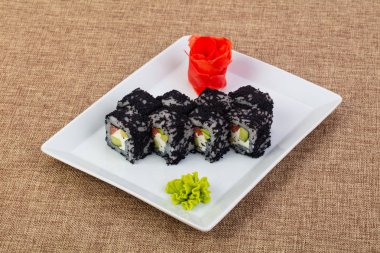 Ton balığı ve tobiko ile rulo