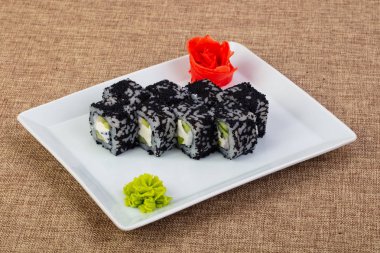 Karides ve tobiko ile rulo