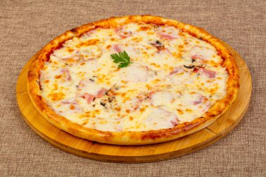 Jambonlu ve mantarlı pizza.