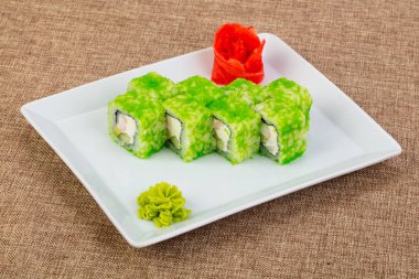 Karides ve tobiko ile rulo