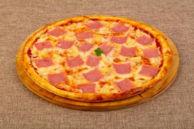 Jambon, ananas ve peynirli pizza