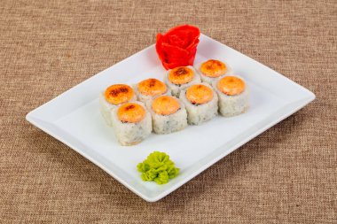 Peynir ve somon ile baharatlı rulo