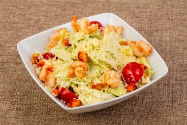 Sezar salata karides ve parmesan ile