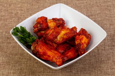 Izgara tavuk kanadı maydanoz hizmet