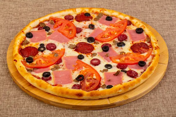 Jambonlu ve zeytinli pizza.