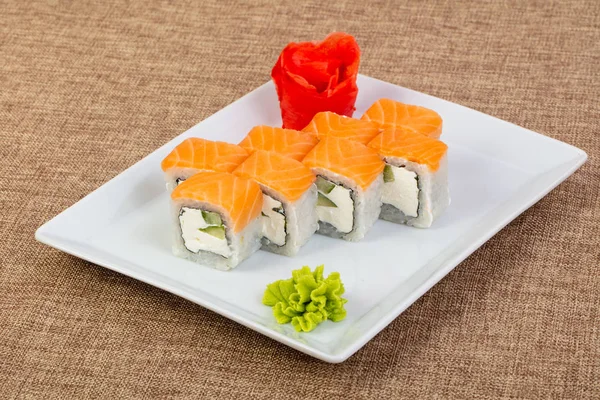 Somon ve yumuşak peynir rulo