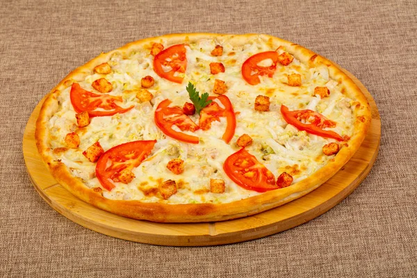 Pizza Caesar Com Frango Tomate — Fotografia de Stock