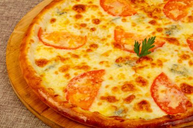 Pizza Margarita peynir ve domates ile