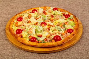 Sezar pizza karides ve salata yaprakları ile