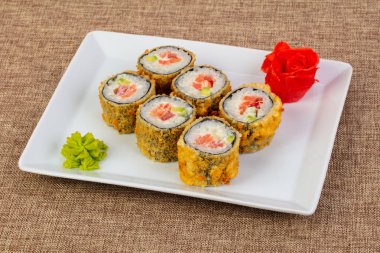 Tempura ton balığı ve avokado ile rulo