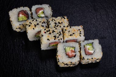 Ton balığı ile Japon geleneksel rulo 