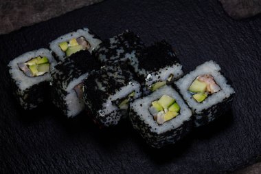 Karides ile Japon geleneksel rulo