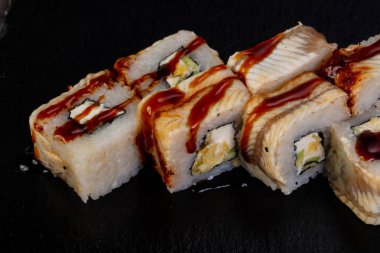 Yılan balığı ile Japon geleneksel rulo