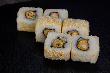 Karides ile Japon geleneksel rulo