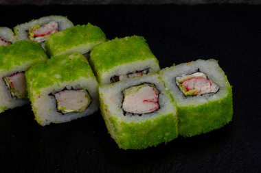 Karides ile Japon geleneksel rulo