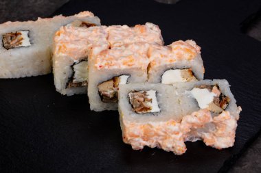 Yılan balığı ile Japon geleneksel rulo