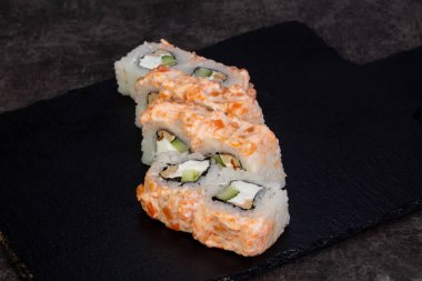 Karides ile Japon geleneksel rulo