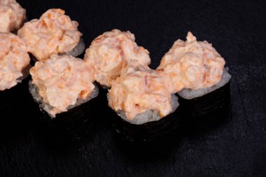 Japon baharatlı suşi ve rulolar