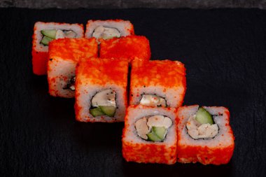 Karides ile Japon geleneksel rulo