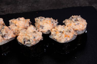 Yengeç eti ile Japon rulo