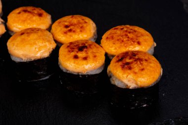 Japonca rulo ile pirinç pişmiş