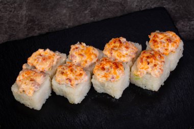 Japon baharatlı suşi ve rulolar