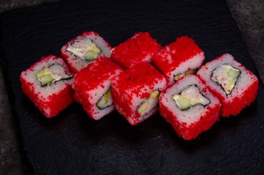 Karides ile Japon geleneksel rulo