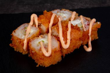 Karides ile Japon geleneksel rulo