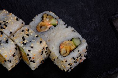 Yengeç eti ile Japon rulo