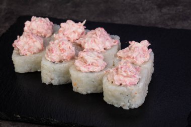 Yengeç eti ile Japon rulo