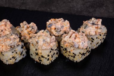 Japon baharatlı suşi ve rulolar